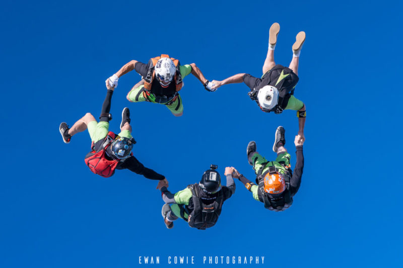 Polo Barberis dans un saut en parachute freestyle avec amis